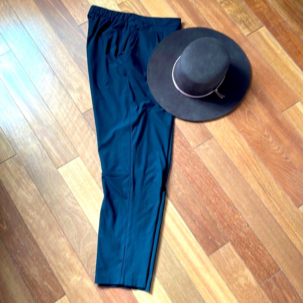 Lululemon women’s trouser pants, black size 6